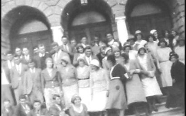 1940, jong lidmate voor die kerk in Stanford